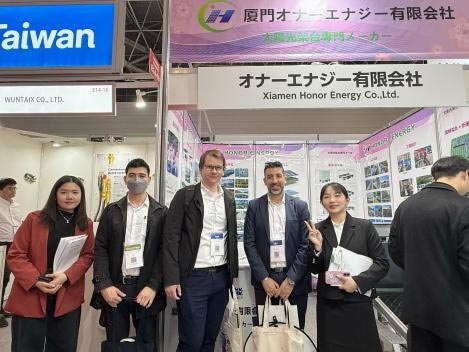 I fiori di ciliegio sbocciano in Giappone, ritornando con lode